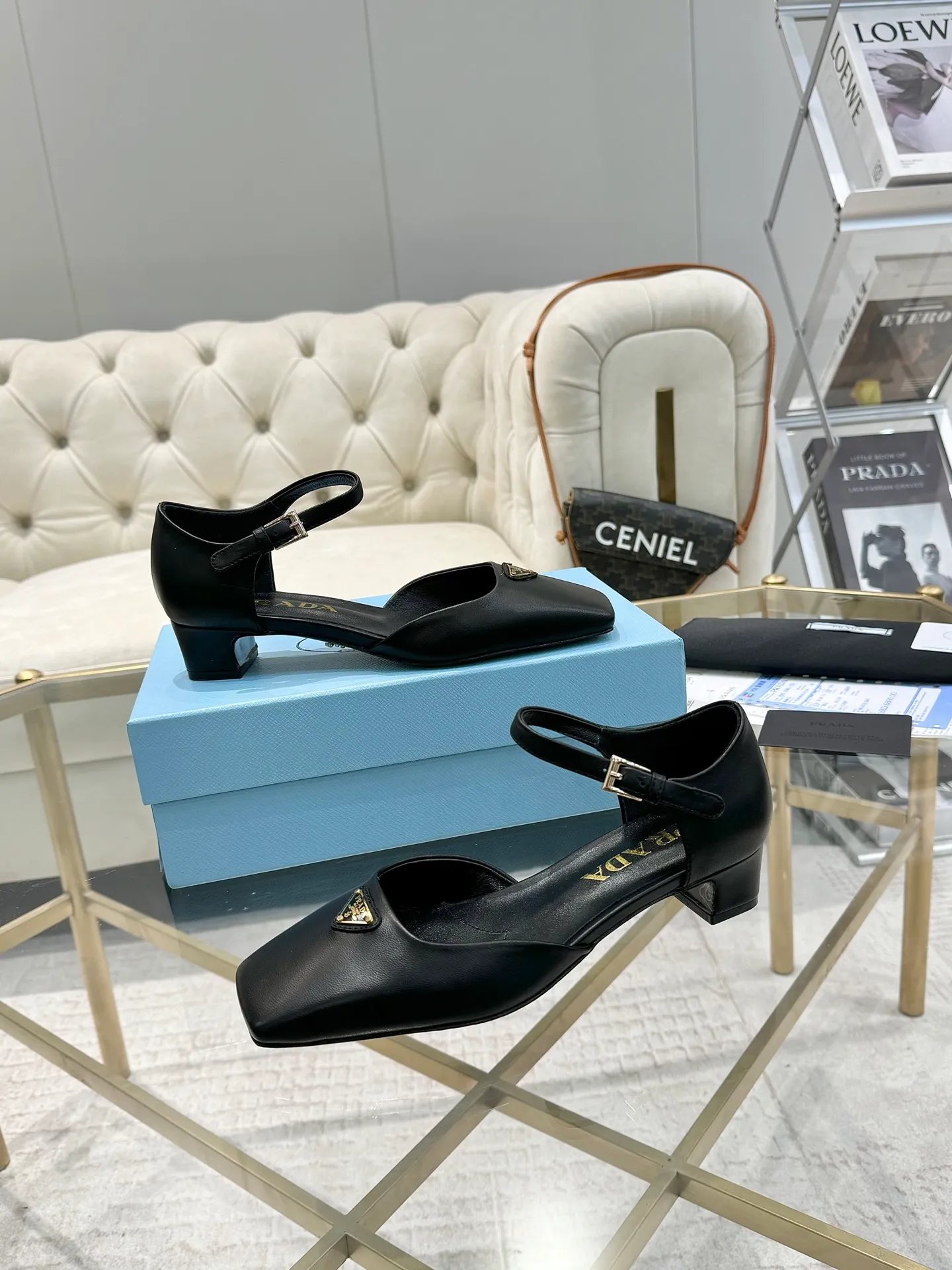 👟👟Ex-factory price 580👟👟 (imitation leather bottom-20) 👈Remove the original board and make a 1:1 replica‼ ️ The highest version of Prada's early spring catwalk hot style 😘The latest spring style Retro Mary Jane series, genuine leather soles, simulated leather soles, a must-have for goddesses, super comfortable on the feet, reducing age 👉The upper is made of imported calfskin, comfortable and small square toe, retro and playful, lining + feet, imported sheepskin lining, breathable and comfortable, private molded buckles (all original logos), size 35M-39M (34 40 41 42 Customized, non-returnable and non-exchangeable)✅
